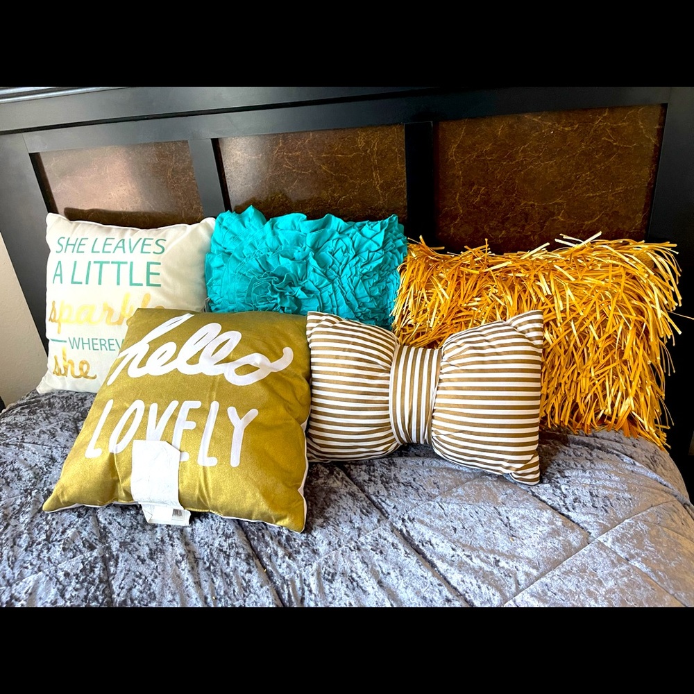 Lightly use decor bundle including pillows, a vase, and wall decor.